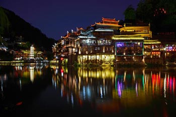 長沙出發(fā)到張家界天門山、玻璃棧道、鳳凰古城、鳳凰夜景往返二日游