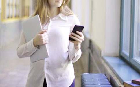 ��W���W�������b������(��)