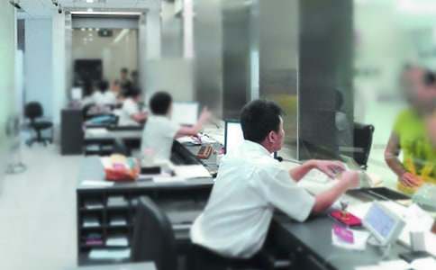 【熱門】銀行職員的述職報(bào)告三篇