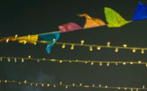 小班美術(shù)彩旗飄飄教案