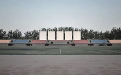 操場上飛奔的流年敘事作文