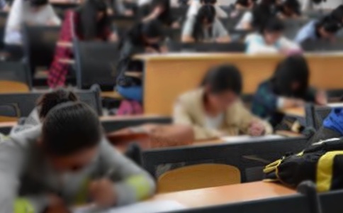 大學(xué)生返鄉(xiāng)創(chuàng)業(yè)養(yǎng)雞帶領(lǐng)鄉(xiāng)親發(fā)家致富