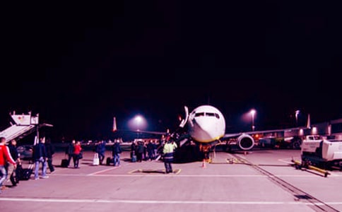 南航新生報到模擬登機90后美女輔導(dǎo)員變“機長”