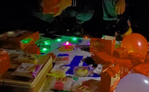 �ϻ��[��?c��i)?/></p>
<p>�����ϻ�һ��(g��)���ڼ��������ǐ��û������f(shu��)���������@ô��(��i)��С��(d��ng)��F(xi��n)��һ��(g��)�����Ѷ��](m��i)�������H��С����Ҳ����������ˣ����@����ȥ�����p�ĕr(sh��)��͕�(hu��)���ª�(d��)�ͼ�į�o��ݔ����ȥ��ѽ�������У�����һ��Ҫ���k�����ϻ������ǃ�ڤ˼���롭��ͻȻ���������������������k�������������ϻ����������е��X�����M(j��n)��������Ȼ����������С��������С��ȥ�����I�|��ȥ���� ��</p>
<p>�������ס��Iʲô��������(d��ng)�ƽ����(��i)��ɶ�����ϻ�����һ����Ȼ���ȥ�м�(x��)�����x�����ϻ��I��������}����һЩС�x�����~�����^�����������ϵ�һЩ������ʳ�����I��֮�����ϻ�����ʣ�µ��Xȥ�_��һ��С�������ֻʣ��Ԫ�X�����ϻ��ְ��@Щ�X�Á�(l��i)�I��Ь�ӡ��m������������ѩ������������ϵ����|��ȫ���I��������һ��ԓ��ʲô�أ��ϻ���������_ʼ���u���������(l��i)�IŶ����Ҫʲô����ʲô����(y��ng)�бM�����ӘӾ�ȫ����(d��ng)����˿����������I���������ϻ�ƽ����ô����߀�����ۂ�С��(d��ng)��������s�������ۂ���߀�@ô����������̫�(y��ng)����߅����(l��i)�ˣ��@���gһ�����p���҂����߀�Ǆeȥ�I��������ֳ��F(xi��n)������Ū���ۂ���(d��ng)�����ص�����������@һ���ϻ�ʲô���](m��i)�u��ȥ���ϻ�������ѽ���������@�϶�����ƽ������ͳ�С��(d��ng)����ɵĺ��������ԓ��ѽ�������쌦(du��)����?c��)ٺ�һЩ���������ܕ?hu��)�I�ҵĖ|���� ��</p>
<p>��������������ڶ��죬�Ў�ֻС���õ��ϻ��@���(l��i)�I���}�����ϻ���͵؆�(w��n)����С����Ҫ�c(di��n)ʲô�|��ѽ���Iһ��һ�ѣ�������Ҫ�ɸ����}������С���ü�(x��)���f(shu��)���ϻ��o�����ĸ����}����Ҳ�K���յ�����Ԫ�X�������e��С��(d��ng)��Ҳ��ȥ�I�����ϻ�������ҲԽ��(l��i)Խ�t�����ϻ����V������Ҕ[��?c��i)����Ǟ��˺ʹ��һ���棬�������Ѻ��P(gu��n)ϵ�����⣬�Ҹ��V��������Ժ�ֻ���ز���ȝ���F(xi��n)�����ϻ������ѿ�����ˣ��ϻ�����옷(l��)ѽ�� ��</p>
<p>�����Ĵ��Ժ����ϻ���Ҳ�](m��i)�������^(gu��)С��(d��ng)����������ˣ�����߀��̎�úܺ��������W(xu��)��(x��)�������������� ��</p>
<p>�ϻ��[��?c��i)?/p><div   id=