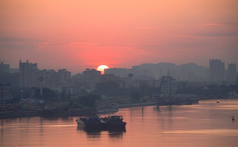 評點李拂曉《大愛無言》