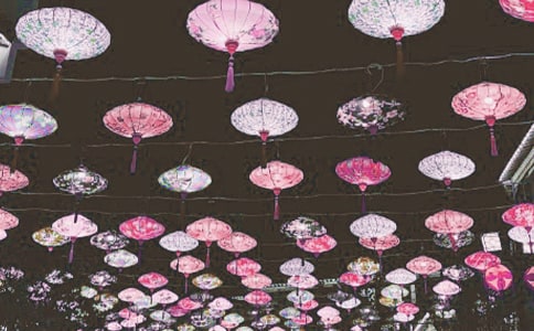 大班美術(shù)活動《賞花燈》教案