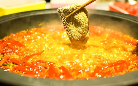 �Ի��?zh��n)��?/></p>
<p>���������ȟ���Ͳ����Ȼ����°ײˡ�Ģ���������c������С�������һ����һ����ζ�h�˳�����</p>
<p>��������偳��t�����������е������Bæ����ǰȥ�����_�w�ӣ�����������ѽ���������������ѽ�(j��ng)���������ˣ���һ̧�^���㿴����һ��_�족���������������N�����������������q��e��һ�ӡ�ѩ������ãã�ģ������O����</p>
<p>�����_���ˣ���Ҩ���c(di��n)��������һ����ѽ����ζ�O�ˣ������h�h���ɵĸ��X���ҊA��Щ�ײ˺�С�����ҧ������������ܛܛ�������ֳ����c(di��n)���c��ؕ�裬ҧ��һ�����r���Ĝ�֭��ʳ�������˳�����ֻ���r��ѽ����������l�A�����ҵ����������r�ֻ�����l�����Єš����@һ����ʳ����������ζ������</p>
<p>�����������Ի�����_�ģ�ϣ��ÿ�춼�ܳԵ���</p>
<strong>�Ի��450��</strong>
<p>�������x�ϵ۵Ķ��n���������҂�?n��i)����K�����Iϴ�C(j��)�r(sh��)�����K�������ڸ���(d��ng)�����ǣ�����(w��)�T��һֻС�ɵ�늻�偮�(d��ng)��ٛ(z��ng)Ʒ�ͽo���҂�����С�͐۳Ի�偵��ҽK�ڲ����X���S�r(sh��)�ܳ��ϡ���側�͡�����</p>
<p>�����ڶ����糿���ҺͰְ֋���ȥ�r(n��ng)�Q(m��o)�Ј��I�˷۽z���Źǡ��������������ᘹ�����(zh��n)�����偳ԡ�</p>
<p>��������偺ÇD������ Ҋ�ˋ����ĺ�����æ�����Đ۵ĕ���ֱ��������</p>
<p>�����Լ����Ļ�偾��ǲ�һ�ӣ��������_��͸���Ĳ����w�����Z���������S�õ�����һ���������͏d���D�r(sh��)��M�˻�偵���ζ����</p>
<p>�����������С������������S�಻���۵�С�����ڡ����s�Z����y������������һ��(g��)��(g��)��(y��n)���ľ��죬���ھ����҂����ܠC�������ٳ�����Ȼ�����ؓ(f��)���ɱ���ζѬ���l�l�ʿ�ˮ����������@Щ�������ӓ���һ�K���������������������ϣ�����������ʹ�����������ֻ�X�ö�����һ�F(tu��n)����Ӳ�����c���@���^��һ���������Ӳź���Щ��</p>
<p>�����������س����C�ĳ���ȥ�c�ӕ��ܻ��������ְ���(g��)��W(xu��)���ƵĽ̌�(d��o)�����䌍(sh��)���Լ�Ҳ�����̻��ʵسԻ������</p>
<p>�����ҽ����֊A��һ�ѷ۽z���������������ֻ ��֨�һ��߀�]���ҷ���(y��ng)�^�����Ƿ۽z���ѱ�һ�ɏ�(qi��ng)����������M(j��n)����������</p>
<p>�����ְ֋���Ҳ����ʾ����һ��(g��)ʹ�Ž������һ��(g��)ƴ���Ȝ����҂�һ���˰������������������˾������⣬ʣ�µ���ֻ�ЈA�A�Ķ��ӡ�����Ě�ζ���ޣ�߀�����H�������ܰ�ļ�ͥ��Ϣ��</p>
<strong>�Ի��450��</strong>
<p>�������x�ϵ۵Ķ��n���������҂�?n��i)����K�����Iϴ�C(j��)�r(sh��)�����K�������ڸ���(d��ng)������������(w��)�T��һֻС�ɵ�늻�偮�(d��ng)��ٛ(z��ng)Ʒ�ͽo���҂�����С�͐۳Ի�偵��ҽK�ڲ����X���S�r(sh��)�ܳ��ϡ���側�͡�����</p>
<p>�����ڶ����糿���ҺͰְ֋���ȥ�r(n��ng)�Q(m��o)�Ј��I�˷۽z���Ź����������������ᘹ�����(zh��n)�����偳���</p>
<p>��������偺ÇD������ Ҋ�ˋ����ĺ�����æ�����Đ۵ĕ���ֱ��������</p>
<p>�����Լ����Ļ�偾��ǲ�һ�ӣ��������_��͸���Ĳ����w�����Z���������S�õ�����һ���������͏d���D�r(sh��)��M�˻�偵���ζ����</p>
<p>�����������С������������S�಻���۵�С�����ڡ����s�Z����y������������һ��(g��)��(g��)��(y��n)���ľ��������ھ����҂����ܠC�������ٳ�����Ȼ�����ؓ(f��)���ɱ���ζѬ���l�l�ʿ�ˮ����������@Щ�������ӓ���һ�K����������������������������������ʹ�����������ֻ�X�ö�����һ�F(tu��n)����Ӳ�����c���@���^��һ���������Ӳź���Щ��</p>
<p>�����������س����C�ĳ���ȥ�c�ӕ��ܻ��������ְ���(g��)��W(xu��)���ƵĽ̌�(d��o)�����䌍(sh��)���Լ�Ҳ�����̻��ʵسԻ���أ�</p>
<p>�����ҽ����֊A��һ�ѷ۽z������������ţ�ֻ ��֨�һ��߀�]���ҷ���(y��ng)�^�����Ƿ۽z���ѱ�һ�ɏ�(qi��ng)����������M(j��n)����������</p>
<p>�����ְ֋���Ҳ����ʾ����һ��(g��)ʹ�Ž������һ��(g��)ƴ���Ȝ����҂�һ���˰����󡢟����������˾���������ʣ�µģ�ֻ�ЈA�A�Ķ���������Ě�ζ������߀�����H�������ܰ�ļ�ͥ��Ϣ��</p>
<strong>�Ի��100��</strong>
<p>����10��15�����������ҺͰְ֋���һ��ȥ��С���������Ҍ�(sh��)����̫���d������һ�¡���һ�£�����·������һ�������҂��͵���С�����偳ǡ�</p>
<p>�����҂��������c(di��n)�����c(di��n)��һЩ�ˣ����둪(y��ng)ԓ�˕����˰���������һ�������ˁ������҂��ȷ���һЩ��ȥ�������^��һ�������˿��Գ���������Zʳ�S����һ��������ȥ�ܺó����кܶࡣ�҂�����һ�������҂��ַ���һЩ�����҂������_��������һ�n����һ�������ֿ��Գ������@���҂������Ӂ�Ƴԣ����ְ�������������Á�Ҩ�����Һ���һ����һ��Ĝ���</p>
<p>�����҂�����ˣ��ؼ�ȥ����</p>
<strong>�Ի��100��</strong>
<p>����10��15�������壬�ҺͰְ֋���һ��ȥ��С���������Ҍ�(sh��)����̫���d������һ�¡���һ��������·������һ�������҂��͵���С�����偳���</p>
<p>�����҂��������c(di��n)�ˣ��c(di��n)��һЩ�������둪(y��ng)ԓ�˕����˰���������һ�������ˁ������҂��ȷ���һЩ��ȥ�������^��һ�������˿��Գ���������Zʳ�S����һ�ӣ�����ȥ�ܺó����кܶ����҂�����һ�������҂��ַ���һЩ�ˣ��҂������_��������һ�n����һ�������ֿ��Գ��ˣ��@���҂������Ӂ�Ƴ������ְ�������������Á�Ҩ�����Һ���һ����һ��Ĝ���</p>
<p>�����҂���������ؼ�ȥ����</p>
<strong>�Ի��100��</strong>
<p>�������������ҺͰְ֋���һ��ȥ��С���������Ҍ�(sh��)����̫���d������һ������һ��������·������һ�������҂��͵���С�����偳���</p>
<p>�����҂��������c(di��n)�ˣ��c(di��n)��һЩ�������둪(y��ng)ԓ�˕����˰ɣ�������һ�������ˁ������҂��ȷ���һЩ��ȥ�������^��һ�������˿��Գ���������Zʳ�S����һ��������ȥ�ܺó����кܶ����҂�����һ�������҂��ַ���һЩ�����҂������_��������һ�n����һ�������ֿ��Գ��ˣ��@���҂������Ӂ�Ƴ������ְ�������������Á�Ҩ�����Һ���һ����һ��Ĝ���</p>
<p>�����҂�����ˣ��ؼ�ȥ����</p>
<strong>�Ի��350��</strong>
<p>���������������ҋ����f��������Ҫ�Ի������������һꇚgϲ��������������һ�c(di��n)����������һֱ�x������ĸ��X���޲�����һ�_�r(sh��)��C(j��)�ܰ����R�ώ���������</p>
<p>��������������������׃��һ�Ӿ������S��óԵģ����r�tɫ���r����߀�д�G����ˣ����˴������ε�ţ�����A������~�裬���S�ĸ�������ɫ��ľ���ȵȡ���������ֵ���һ�N�A�A��ʳ����������׌�Ұ������֮��������������������һ���@�N�|���ҏā�Ҳ�]��Ҋ�^�����Q(m��o)Ȼ�Є�(d��ng)���������s�oȥ������������Ц�ˣ����㿴����ʲô�������f�����㶹�������ֲ��񶹸����������f�����@�N�|�����Ƕ���ѽ��ֻ���^������ˈA�A���Π�����Ŷ��ԭ����ˣ�</p>
<p>�����_ʼ��������е�ˮ�W�W�ķ��v������ζ��ʳ�﷭�L�������˴������ߡ�����������_ʼ���̻��ʵĳ��������ڳԵ��^�������Ⱥ������ˡ�ľ���ѓ��֡����r��ָ�]�١�����ˌ�܊���͡��~�����������S���ʳ��Ұ��@Щ��ζ������M(j��n)�����I(l��ng)���Ĕ������ܿ�����������һ�ɶ����oӰ�oۙ��ֻ�Եö�Ƥ�A�ĈA�ĵ�����������Ƥ��߀��ԡ��ϰ��ϋ�Ҳ��������ϰֳԵð�ѝ�����Δ��ˡ�</p>
<p>��������Ļ�偌�(sh��)����̫�^�a����</p>
<strong>��ӛ���Ի�偣�150��</strong>
<p>����12��6���������L(f��ng)</p>
<p>��������ְ֋�������Ϣ������������������ȥ�����xС��������x�˺ö�����мtɫ��з�����Gɫ���Ͳ����Sɫ�����޲�����ɫ�Ķ�������ɫ��ľ�������Ұѷ������~�������A�A��ţ���衢�L�L�ķۗl����������߀�r����֥���u�Ͷ������������̻��ʵس�������������һ�������ҵĶ��ӳ���ˣ��͊A���Ƥ�c�f�����ҵĴ�Ƥ�c�_���ˆ��������֊A���g�����f������ѩ���������ҵĶ��ӳԵ���һ��(g��)��Ƥ��������Ļ������ѽ��</p>
<strong>�Ի��500��</strong>
<p>�������������������f���Ҫ�Ի�偣������@ֻ���؈�ÿ�ˮֱ���µ����������������������}�������Һ�ֱ�Ƕ����������޲������_�r(sh��)��C(j��)����ȥδ�����һ�D��</p>
<p>�����K�ڵ�����r(sh��)�g��������׃��һ��׃����һ��(g��)��(g��)�b�Mʳ������ϴ������Bæ���c(di��n)���������r�t��з�⡢�۾G��������зۼt���r������ɫ�ĺ������а�ɫ�Č��������S��С�~��������߀���ҵ���ۡ�������������Ȳ�����������������S��óԵ����@�r(sh��)���Һ�Ȼ�l(f��)�F(xi��n)��һ�N�ְ��ֈA�Ė|�����s��ԁ�һ��(g��)�����������@�N�|���ě]Ҋ�^��߀��֔(j��n)�����������^�@��(g��)���^ֻ�����˰�����Ҿ͌������ˡ��׷�犺����ғ������ǉK���Ĳ��񡱣���(x��)��(x��)Ʒζ�����������@�|������֣��ҽ���ס�����������������@��ʲô�|������ʲô�ɫ��ζ������ô�񶹸������������]�����f���Ц���������ò�����ֹס��Ц�Ÿ��V�ң���ɵ�������@���ǈA�εĶ���ѽ�����һ�Ȼ������ҲЦ�����ֽ������̻��ʵس��������˕r(sh��)���Ҿ���һ��(g��)�ý�(j��ng)ɳ���Č�܊�����ڱ��l(w��i)�Լ��ļ҈@���c�������_��(zh��n)����(j��ng)�^һ�����Ҷ����L���������������Ⱥ�������������܊���ײ��ڱ����r��ָ�]��������۾ѓ�������һλ���o��(sh��)��(zh��n)����Ӣ��һ������Ȼ�Եõ؄P���؇������ǣ���Ҳ��˸����ˑK�صĴ��r(ji��)�������ӓε������������</p>
<p>���������˻�偣��������촽�鲻�Խ����룺Ҫ������Ի��ԓ�ж�����ְַ·�͸���ҵ���˼���Z�����L���f��������mȻ�ó�����ҲҪע��I�B(y��ng)�������@�Ӳ��ܿ옷�س��L����</p>
<strong>��һ�γԻ��250��</strong>
<p>���������҂�?n��i)���һ��ȥ�����Ż�偵�Ի�偡?/p>
<p>������һ̤�M(j��n)��偵����Ϳ�Ҋ���S�������ڳԻ�偡��҂�Ҫ�˺ܶ�ʳ�������ıP�������~���偵ȡ��҂���ʳ�����������һЩ���҇L��һ������С���ѽ����</p>
<p>�����ゃ֪���Ҟ�ʲô��І᣿ԭ��ѽ������һ�ɝ�������ζ��Ѭ���Ҳ��c(di��n)�����������ұ��f����������틌������һ�»�偵�İ��̞�ʲô����ζ�@ô���������f���c(di��n)�������wס����ζ����ԭ��ѽ�ְ����҂��Բ����������͸��V��偵�İ��̄e�����������ǋ��� �˰��̵�Ԓ׌���̷���Щ�������������ȇL��һ�����S���B�f�ó�����Ҳԇ̽�ćL��һ������Ȼ�úó�ѽ�����J(r��n)����������ζ���܉�������ζ�����@�ӻ�偾ͺóԶ��ˣ������Ǵ�ڴ�ڵس����偁�������һ����һ�룬ֱ����Ҳ�Բ���ֹ��</p>
<p>�����ҏ��@�γԻ�偶���������Ҫ���ڇLԇ����֪�����еĊW����</p>
<p>����ɽ��ʡԭƽ�������С�W(xu��)һ</p>
������Դ����ӛ500�� http://m.unjs.com/500zi/201409/07124748.html
<p>�����D(zhu��n)�d������վ��(n��i)��wap.0s.Net.Cn��Ո��������Դ��Ϣ��ԭ��朽���</p><div   id=