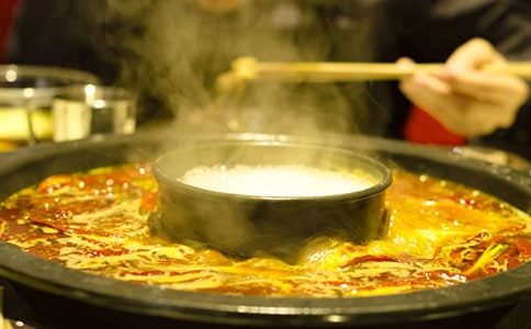 ���]���?zh��n)��?/></p>
<h2>���]���?zh��n)��?</h2>
<p>���������c(di��n)���c(di��n)���R�Ͼ�Ҫ�_�������ٲ�Ū�þͲ�����������ƽ�r(sh��)�ж���Եĵܵ���</p><p>��������s��(zh��ng)�֊Z�����ʰ������������e����ֻ��ְֵ�һ��Ԓ��������ȫ�ҳԻ�偣���</p><p>�����ܵ����������������󺰣����f�q����</p><p>�����ڵܵܡ��ڿ족��(zh��n)��������偲�һ��(hu��)���Ͷ����������[�϶�N���ӵ�ʳ�ģ����ӣ��Ͷ����������c����ᘹ�������Ƭ���������������@Щ���·�����ѽ�(j��ng)���˳�偺�ĝ������ְְѻ�偵��ϼ��������v��ˮ��������T�˵�'�㣬��ҵĚ��Ҳ���v�����\�\�������v�������Ҳ����������Ń���偷փɉK��һ�K�������o�ְֺ͋����������Һ͵ܵ�����ʣ�µ���һ�K�����ܵܰѿ���݆�����L(f��ng)��݆�������������˂�(g��)���ܲ�͸�L(f��ng)������߅Ц߅������������ô�쿴�����ʲ���ȥ�˰ɣ����c(di��n)�����֛]�˸��㓌�����ܿ������Һ͵ܵܵď�(qi��ng)�ҹ���(sh��)�£�һ����һ����������ӱ�����(zh��n)��(ch��ng)��������M�҂���θ���߲��������ڳ����@Щȝʳ��������׌���X��ā���߲˾ͺܺõ؎����҂���Q���@һ�����y�����߲˕r(sh��)���҂����������y���ˣ�����պ���{(di��o)��������ζ�؇L����������҂�������һ��Ķ�Ƭ��һ�P��ᘹ��Ͳ����������ϕr(sh��)���҂��Ķ����ѽ�(j��ng)������Ҫ����ֻ�Ì�ʣ�µ��ͻر��䡣</p><p>�������Ԟ��偵��@�ͽY(ji��)���ˆ����]������������҂����ڲ����������죬׌�������ʳ������һ��������x�_��λ����������������һ�D��偣��o�˟o�޵��������@�䘷���ڵ�һ�ң���������׌�˳����Ć���</p><h2>���]���?zh��n)��?</h2>
<p>����ȥ�^���ٻ�偵������^�S��λ�偡�</p><p>����ȥ�ĴΔ�(sh��)������Ҫ��(sh��)ɣ��·���ġ���һ�֡���</p><p>����ÿ��ȥ���҂�Ҫ�Ė|�������࣬һ�P���������һ�P��ţ������߲˺ͷۗl�������������ϻغ�κ�����c(di��n)��һ�P�֓{�棬�Y(ji��)�������oՓ��ζ��Բ��M(j��n)ȥ����������ȥ���ǴΣ��҂�߀��Ҫ��һ��ţ���~��һС��@�������������ܛŴ��ζ�����ǲ��e(cu��)��</p><p>�����f��偵����}��偵ăr(ji��)λ����������������x���?zh��n)�����@�һ�偵��������Ą�(d��ng)�ľ�������պ������ɫ���ӵ��u��ĩ�������ͷ��T�e�ʢ��һ��(g��)��(g��)СС��Ͱ����˂����Ը���(j��)�Լ���ϲ���S��ȡ�����ٷ��㲻�^�ˡ��ҵĿ�ζ��һ�ɲ�׃�ġ��������u�����������»��u���Լ��������t���������������ҳԻ�偕r(sh��)�ı؂�Ʒ�������T�纣�r�u����ĩ�[��֮��������B�����������ġ�</p><p>�����ǡ����Ęӡ����������Ӱ�һ�������{(di��o)��������ֱ�ӵȴ���������������ӛ�� �l�f���ˣ��̻���������������偵׶����������o�S����.���Ҳ�����ó�������</p><p>���������Ϻ���Ȼ�Ǜ]���f���ۗlҲ����������������Ƭ���ǿɿ����ȳԵ�ā�����ͺȿڼ��˱��K����÷���������̵�����İײ����������Ӌ(j��)�����@�r(sh��)��Ҳ�ͳԵ�����^����</p><p>��������Ի�偹�Ȼ���������ʢ�ĵİ������������{(di��o)�����ě�ˬ������һ������v�v�Ļ����Ҳ�Ǆe��һ���L(f��ng)ζ����</p><p>���������@�����Ҳ����������Ӱ��׌�ӏ��w���С�������偳����衱���R�^��</p><p>�����Ǿ�׌�ӏ����wһ��(hu��)������</p><div   id=