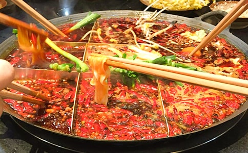 �P(gu��n)�ڻ��?zh��n)��?/></p>
<h2>�P(gu��n)�ڻ��?zh��n)��?</h2>
<p>�������ҵ���������偾�������ϲ�g�ԵĖ|������׌�Ҵ���������</p><p>�������l�������˻�偵��T�������ǵ������˵�������һ��(g��)ϲ�g������`�ˣ������ζ���������؄e���ҵĿ�ζ���ҳ��^�ؑc���ɶ��ȵط��Ļ�����@�ɂ�(g��)�ط��Ļ���в�һ�ӵ�ζ�����ɶ��Ļ���������ģ��ؑc�Ļ���������ġ�</p><p>����һ�Σ��ְ֎���ȥһ���ؑc�ϻ�偵�Ի�偣��ҿ��˿��ˆ������ְ��f������׌�ҁ��c(di��n)�˰��ϰ������Ի����ë�������c���ă��~ʲô�Ĳ���������ѽ���@��(g��)��ʲô��Ʒ�������i�˽䱳ϱ�D�����@���ֺ���Ȥѽ������֪���@�ǂ�(g��)ɶ���Ҿ��c(di��n)�������c(di��n)��ʮ������(g��)�������������@Щ�ˡ�����(w��)�T�ѻ�偶������������Ѳ�һ�P�P�[�����ϡ�������ζ����ˮ��Ҫ�������ˡ����Ȳ�������ȥ����������</p><p>������Ҫ��(zh��n)�������������һֱ����ġ��i�˽䱳ϱ�D��Ҳ�ρ�������һ��(g��)���ֵ��i�˽䱳��һ��(g��)ȫ�����M��Ƭ�İű����ޡ����룺�@�ϰ�����Є�(chu��ng)�����UԒ�����f�����_������ţ������ҧһ�����������֭����������ҧһ�ڣ���ǳ��������M�ڶ����Ҹ������c�Cʮ��ͺ��������ģ�̫�ó������óԵ����y(t��ng)�y(t��ng)���M(j��n)�ҿ��а���������ֺ���һ���y������ֻ������(g��)�ֿ��������Ҵ˕r(sh��)�ĸ��ܡ�����̫ˬ�ˡ���</p><p>������ÿ�γԻ���������Լ��Եúܓ����]�k�������̫�T���ˣ�</p><h2>�P(gu��n)�ڻ��?zh��n)��?</h2>
<p>���������������؄e���d����?y��n)��҂���Ҫ���㇊���Ļ�����҂��(n��i)��Ҷ��۳Ի�偣������ǋ������҂���һ�γԻ�偵ĕr(sh��)���ǰְ֏������I�؁��Ĳ����ǳ��Sʢ���@����ְ������ݳ��������������Ͻo�����Ԓ��׌��߀��Щ�˻؁���������һ�Nţ�����ӣ��؄e�ó���</p><p>�������f��ţ�����ӽС�����ţ���衱������!�����ǲ��Ǻܺ�Ц���@���҂��ڶ��γԡ��@�N���ӳ��������Џ���������������������ڱP����һ��������!����߀ͦ����!����!�����f֮���Խ���������������?y��n)�һ��ҧ��ȥ������͕?hu��)��֭���������ڳ�����</p><p>�����@�����������������ֲ��� �ɳ������؄e����ζ��!</p><p>���������Ļ�停����Ǡ����ô���^��������������������(zh��n)��Ĳ��У����������ȡ���Ѫ����ᘹ���ţ���~��ţ���������{���^���~����Ӻͷ۽z���ְ��{(di��o)����Ҳ�؄e�óԣ��������֥���u�����͡��[������˺ʹ����҂��Ե���O�ˣ��F(xi��n)���mȻ��������������҂��Ե�.�����������������f�������������������Ҟ�ʲôϲ�g�Ի�������f��?y��n)�����h!�����f����һ���˳Ի�偕r(sh��)�����؄e�敳���������҂��µ�һ�������(hu��)�t�t�������</p><p>�������^�҂��Ի��ǰ�l(f��)����һ��Σ�U(xi��n)�����飬�@��(g��)���}��Ҷ�Ҫע���������ѻ�偵Ĳ��������ҕ���������Y(ji��)��늾����������ְ��f����늴Št�Ĺ��ʴ��������һ��(g��)���ʴ�Ĳ����������@���õ��ǂ�(g��)����С�Ĳ������Ծ͟��������������f����늴Št���f�����Ϗ�(qi��ng)�{(di��o)������Ì��õĲ������@���R����������</p><p>��������!�����҂�һ���Ŀڰ����М�(zh��n)��Ĳ�ȫ��������һ��(hu��)�҂�Ҫ������ȫ�w���\(y��n)��(d��ng)ȥ���ҳԵČ�(sh��)��̫����!</p><h2>�P(gu��n)�ڻ��?zh��n)��?</h2>
<p>������ҿ����@��(g��)�}Ŀ�뵽��һ���������r��Ļ�偰���������҂��Ĵ�����۳Ե�ʳ��֮һ�����������M(j��n)�Ĵ�����һ�һ�偵꣬����Ʒ�L���ص����Ĵ������</p><p>��������ЃɷN偵���һ�N�Ǽt������һ�N���圫�����ɫ���圫�����u�⡢�i���ǵȰ��ƶ��������tɫ�ļt���t�����Ĵ����е������u��������������������ȳ��ƶ�����</p><p>�����ص����Ĵ��˶���(hu��)�����qԥ���x��t������?y��n)�����ϲ�g������е������r����</p><p>��������</p><p>�������ϼt�����������Ɯ�����Ư��������������Ļ����ͻ�t���������͕�(hu��)׌���̲�ס�̿�ˮ���Ե�������r(sh��)��պ�ϵ���ζ���������׃����׃�飺����һ�������һ�����������ֱ�ƺ퇵���̼���������������һ��ëë��(x��)����p�p�������������΢΢�l(f��)�顣�@�r(sh��)����ֻ�����ñ��(zh��n)��'��ρ���������y�Թ����ġ�ʹ�ࡱ���������ĸ��X������(hu��)��˜p����������(hu��)���ӵ�������Ę�a���퇵��θ��������ȫ����������ĥ����ȥ������mȻ�������s��(hu��)Խ��Խ��ζ��Խ��Խ��ԣ�ֱ���Եô����췽�����T��</p><p>�����r��</p><p>�����ÿ��ӊAһ�K���r��ë�ǡ����c����Ƭ���ڼt����혠C��ʮ����������������՜�֭����ζ���Ƴ������M(j��n)��ǰ�{(di��o)�ƺõ�պ�����p�p����һ�������������|(zh��)��(x��)�ۅs���н��^�������ľ���������������X���㣬���ˬ����</p><p>�����ٷ��M(j��n)���r��Ģ�����Ź���ţ�⡢������ɏź����һ����ȥ�������r��Ĝ�֭�����߅����������Ģ�����㴼���Źǵ�������ţ���ˬ����������ܛŴ��ɏź��ˬ�࡭��˲�g�_�������ζ�������ʳ��������������ķθ����������g��ζ����</p><p>�����Ґ��ҵļ��l(xi��ng)�������@��Ļ����</p><h2>�P(gu��n)�ڻ��?zh��n)��?</h2>
<p>����������������������f�ҡ��ᵽ�������ҵĶ����ǲ����ѽ�(j��ng)��������(d��ng)����</p><p>��������ֽйŶ����������Ї���(d��)��(chu��ng)����ʳ�����Ĝ��׷N��кܶ������磺�x���������偡�����側�ҿ��Ը���(j��)�Լ��Ŀ�ζȥ���x����偺ó�߀�ٲ���պ�ϵĹ������������Ҫ��偸���ζ��պ���Ǳز����ٵ���ͨ���ҕ�(hu��)���ƪ�(d��)���ط�����Ҩ���׶����u������ţ���u��Ȼ������S���[��ĩ����ϲ�g��ζ������߀���������c(di��n)����������c(di��n)�������������������Д��蔇�裬�@��ɫ��ζ��ȫ��</p><p>������偵�'ʳ�Ŀ�������֮�ء��҂��Ի��һ���(hu��)��(zh��n)����N�߲�������������߀�к��r��ʳ��ϴ�Ƀ�����һ߅���ȴ����ð�������Ϳ��԰Ѳ˷��뜫����������</p><p>������ʽ���ӵĻ���У������Ҍ��۵����x����������ð�����ݕr(sh��)���ҕ�(hu��)�AЩ���^�y��Ĳ˷����圫����������^�ˎ׷�犣��@Щ�˾ͽӶ��B���ظ����������ڜ��Ё��ط��v���՚��Џ�������ζ���@�r(sh��)���ұ��Ȳ������؊A���߲ˁ��_θ������������@һ߅����Ҫ�ȊAЩ��ţ�������һ�̣�������õ��u����մһմ�����������������p�p�����M(j��n)���：(x��)��(x��)�׽�������һ����Ǳ���һ��ů������ɤ���������������Ҳ������������������У������ڜ���������֮���������׌������ˮ�����]������ҾͿ�����������h����������ζ�����˰l(f��)𒣬ʹ�ҵĿ�ˮ������ǧ��������ÿһ�ڶ����Ҹ�����������(g��)�˶������ˬ����</p><p>���������һ���^������������������ϵ���ζ��</p><h2>�P(gu��n)�ڻ��?zh��n)��?</h2>
<p>���� �����f,���������ڼ���Ի��,�� ��,���d��һ�����߸�,��ϣ��ҹ���ܿ�쵽����</p><p>��������,�Һ͋���ȥ�ˈ��I��偵�һЩ����,�҂��I�˼ҳ��������r���~�����۽z����˵�һЩ�óԵ�ʳ�</p><p>�����ص���,�����ó��˻�����Ǻ�!��Ҫ�o�@��(g��)�һ���һ�Μyԇ�����ȷ���һ�c(di��n)ˮ�ڵڶ�����,�ٲ��ϲ��^,����,�ӟ��@�ɂ�(g��)������ļt��߀�]����������!�@�ɰы������������ϵ�Λρ�����F(tu��n)�F(tu��n)�D(zhu��n)�����Ԟ��Ǜ]���,����,��늟��_�P(gu��n)�İ��o����,늟�����,���ѽ!�@�r(sh��),�Ҿ����ɶ����С����������^�X������(f��)�Ѳ��^���M(j��n)���,����,��߀�Ǜ]�������@�r(sh��),�Ұl(f��)�F(xi��n)���I�����Ђ�(g��)�{(di��o)��(ji��)�ضȵı�,����,��ô�{(di��o)��(ji��)��?�Ҹ��V�ˋ���,���������ҵ���������һ��(g��)�{(l��n)ɫ�������w,���p�p�ذ������w�Ƶ�����ָ������ߜض�,�ǵȾ�����,�Һ͋������ϵĴ�ʯ�^�K�ڵ����������������@��:�F(xi��n)�ڵĿƼ���l(f��)�_(d��)ѽ!�^��������,ˮ���_ʼ����С����,�^��һ��(hu��)��,�����ɢ�l(f��)�����^����ζ,���鲻�Խ���������һ����һ�εĿ�ˮ���������~�����r���۽z�A�M(j��n)��������^��ʮ�׷��,�����@��׌�҂��_ʼ�ò���,���������,�����M(j��n)�����,��������w���_,���ļ���׌�҂�����Ŀ��Ͼ��,�ҊA����ϲ�g�Ե��~��,����һ��,��!�àC��!�]�k��,�l�л�偶��@ô�Cѽ!</p><p>����������Ұ�����һ����'����M(j��n)��������������,����ʳ�ﱻ�҂���Q��һ�ɶ�����!�҂��Ķ��Ӷ��A�L�L��!�@�γԻ��,�҂��Եطǳ��_����</p><h2>�P(gu��n)�ڻ��?zh��n)��?</h2>
<p>�������L(f��ng)΢����������һ���ƣ����������һ����ϣ�������^ü����ӯ�����ҵ�Ц�v����������ů�����ҵ��ġ�</p><p>����һ�������������Ķ��L(f��ng)��ȥ�����V��˯�⣬��߅�����~�ǰ����c(di��n)�c(di��n)ˮ����Ⱦ����\��ꖹ⡣�ҽ��^���ŵ��Ԓ��ӭ������ף����ӛ�ý����؁���߅�t����偣������ŵ��l(xi��ng)������ڶ������Թ���Ц������ů��ζ�Ļ�偸��F(xi��n)����ǰ��</p><p>�����������u����Ϧꖹ�������߅�������Ʋ���һ���o�H�ĳ��S���ڑcף������ĵ�����</p><p>�����������ż����������є[�ź����е�ʳ������һ����ʿ���������R�R��վ��һ�ԡ���о�������İ��F��볚������ζ�����P����ʢ�M�˲�ʽ�������҂��۳Ե������尢�̂��ڏN���cd���g�ǻ��������������²���</p><p>�������������ρ������������������ˣ����M��׿��һ����С��������������������ć�(y��n)��(y��n)��(sh��)��(sh��)���R�R����������(hu��)��һЦ���˾��e��Ʊ�����Ҳ��s��ͬ��վ������������옷�������ϣ�����������������������������е�Ӱ��`�������Ҹ���Ц�v���ן�����Ϧꖵ������c���⽻���xӳ���L��һ�����ꪚ(d��)�еĮ�����</p><p>������҇���������_ʼ�����������ˮ�ķ��v������ˮ����u���@���r���ɿڣ�պ���[�c�u����ϵ������������С�����c����ϵ�ζ�ٹ�������е��u�ȿ��ǽo��С�ĵܵ�������ÿ��(g��)�˵����НM�d�ǳ���ӯӯҫ�ۡ�</p><p>�������Եľ�ĸ����o�ҊA�����@��(g��)����۳Եģ�����c(di��n)�������u�u�b�M����������Ҳ����ÝM�M���������˶��P(gu��n)�������l���ж�����������ֻϣ����Եúã����ú���˯�ú����҂������h(yu��n)����������ĺ�����</p><p>������偝L�����域�F����һ���˾o�o�؇�����һ������ʮ?d��ng)?sh��)�w�ľo�����B��һ�D��偣�һ�ݐ���һ�݌������ף����һ�݈F(tu��n)�A��ϲ����</p><h2>�P(gu��n)�ڻ��?zh��n)��?</h2>
<p>������Ԓ�f�ĺã������ﲻͬ�L(f��ng)��ǧ�ﲻͬ�ס����Ĵ_����ͬ�ĵط��в�ͬ���L(f��ng)�ף�Ҳ�в�ͬ���ʳ���ҵļ��l(xi��ng)�Ĵ��ؑc���������ľ��ǻ������</p><p>�����ؑc����ֽ��ؑc�������C���������r(sh��)Ҫ��(zh��n)��Ĳ�����Ȼ���廨���T����ʽ���ӵ�.�߲����~�������������ϡ��������@Щ���Ϯ�(d��ng)����������(d��ng)Ȼ�Ǳز����ٵ����҂��ؑc���J(r��n)���������_θ��������ů�������˂������w����������̎��</p><p>�������偣�����Ҫ����һ�ˮ�������偵������ȵ�һ�ˮ���v�r(sh��)�����ѽ�(j��ng)����ζ�����������������кõ�����������������^һ��(hu��)���������ǻ�tһƬ���ڿ՚�������������һ�ɻ�������ζ���o���������ײ˵��߲˷���������D�r(sh��)���l(f��)��һꇡ�žž�������ˮ���ѽ�(j��ng)������һꇵ�ˮ�ݡ�</p><p>�����������ٌ��кõ���Ƭ����K���~��ȷ��������ֻ��һ�x�����Ϳ�����һ���N(y��n)��������������Ě�Ϣ���Ǻ�ֱ��һ�N�������������ĕr(sh��)�������Ǔ�ǵ���ζ������һ偡��[�v����ʳ��ѽ�(j��ng)׌�˽���ס����������</p><p>�������o�o�Ⱥ�낀(g��)С�r(sh��)�������҂����B�һ�����������������Ҳ�П�ʳ���õ����_��������S�r(sh��)����偼ӟ���</p><p>����ÿ�˶�����һ�룬��������ğ��v�v�������C���҂��ѽ�(j��ng)���Ȳ�����������ææ����һ�p���ӣ��A��һƬ����ҧһ�ڣ����������㣡����ȫ��������������һ�����һ�����҂��ѽ�(j��ng)����ֹͣ��������һֱ��������ζ���ȡ��������ѽ�(j��ng)��һ�?y��n)��̻������܇�����һƬ�gЦ�Z������ڟ���v�v������ጷ�������ğ����c�g����</p><p>�����@�����҂����ؑc�����C�� ���ҵĽ�B�����Ƿ�Ҳ��Lһ�L�����s�o���ؑc���Ͱɡ�</p><h2>�P(gu��n)�ڻ��?zh��n)��?</h2>
<p>����ÿ���������Ҷ���(hu��)��Ժ����̧�^����ҹ������ղ��Ǽ���ɫ�����Ǻ���͸��һƬ�o������{(l��n)������һ�l�{(l��n)ɫ���ޱ���һֱ�����h(yu��n)�����@׌��չ�_������ĳ��ҹ������һ��(g��)�������ӡ�������������`���x���������һЩ���ĺ����ء����@ʯ�Ƶ��������ڱ��o(h��)�������ċ�������</p><p>���������c(di��n)�c(di��n)���������£������ڱ��o(h��)������������ͬ�r(sh��)����һֻ��(qi��ng)�Ѷ��փ��͵��칷�����ƽ������ǌ����������칷���u�������̾ۼ������������܇����_�岼���칷¶���������c�A�A�Ę�������ҕ����،������f���������������������㿴������(g��)�����һ��������һ�w𨝍�Ĵ������Ƕ���@ī�{(l��n)��ҹ���ϣ�һ���ܺó԰�������������ʮ�ֺ��¡��칷���_������Ѫ���������ǌ����������ˣ��R���ܻ��ƌ�������������һֱ�����o�^�ķ������������������������һ��(d��ng)Ҳ����(d��ng)���칷�֏��_����ȥҧ���������������������칷ҧ��ֻʣ��һ��������(g��)С�l(f��)�A����һֻ������С������һ��(g��)�㽶������һ���y���砵����������������һ�c(di��n)һ�c(di��n)�ر��칷���¶���ȥ���K���칷��(sh��)�ڳԲ���ȥ��ֻ���»�ȥ�����������ֻ֏�(f��)ԭ������ò�������칷���]�зŗ������@���Տ�(f��)һ�������(f��)һ�����칷���ڳ��������������ǌ�����Ҳ�����칷�ˣ����Bţ��������Ů�ǡ���Ů���������ǡ���Ҳ��������ǌ�����</p><p>�����������ˡ�����һֻ�nω������ҵ�˼�w���ٴ��ٴ�̧�^����ҹ��������߀�������܇�������߀����ô����������һ�w�����۾�����</p><h2>�P(gu��n)�ڻ��?zh��n)��?</h2>
<p>�����������磬ĸ�H���V�����ώ���ȥ�Ի�����Ҹ��d�O�ˣ�һ����ĕr(sh��)�g���������ᘚ��������������������̾ͳ����ҵ���ۡ�����偡�</p><p>�������ϣ�߀�]�е���偵�������ζ�͓�Ƕ����������@ֻ��С�؈����ֱ����ˮ����ק����ĸ�����ط���������ˆξ��c(di��n)��ˁ������Ґ۳Ե��i�廨���r�����~�衢��ˡ����Һ޲��ܰѲˆ��ϵĲ�Ʒȫ���c(di��n)����</p><p>�������ϵÿ���죬һ��(hu��)�͔[�M�����������������@���ֶѷe��ɽ��ʳ��ҵ�`�����I�á������������������T����偶����^�������Ȳ������������~�����������ĸ�H��Ҋ�˸��V�ң����Ȳ�Ҫ������ˮ���_�˲��ܷ���Ҫ��ʳ���(hu��)׃�ò���ζ��������ֻ���۰Ͱ͵ض���偵׿�������ˮ���Կ��c(di��n)���_����һ��(hu��)���ҵ�����ð����ˮ�ݡ�ˮ�����Ӵ������L������Щˮ�����w�R�˳��������_�ĘO�������c(di��n)���Լ�ϲ�g�Ե��~�����r�����M(j��n)�����������һ���ӳ�����ȥ��������ʲô�r(sh��)�g���Գ��������҆�ĸ�H��ĸ�H�f�����������ρ��ͱ�ʾ�����������ڵȴ����^���У����ȳ���һƬ���Ͻ������ǳ����������~���_ʼ׃���ˣ��r��Ҳ׃��ˮ��ˮ�۵������Ұ������Ƴ���������������һ�ھ�ҧ����ȥ�������ϡ��C�����������Һ��������HЦ���f�������ǂ�(g��)���؈��ѽ���@ô�᲻�C���Ź����ț����ٳ����������@��������������廨���ˣ��Ұ���Ƭ���M(j��n)������]�^һ��犣���Ƭ���ɫ���ɼt׃�������@�������Գ�����һƬƬ�������۵��廨�ⱻ��Ո�M(j��n)�˶�����c(di��n)���@����ʳ������󶼱��������������ҵĶ��ӱ��ε���(g��)Ƥ��һ�����A�L�L�����������ֵ��ҹ�Ӌ(j��)��Ҫ�L�˃ɽ��⡣</p><p>�����������ζ��Ŀǰ��ζ��ʳ��߀���������ζ����</p><h2>�P(gu��n)�ڻ��?zh��n)��?0</h2>
<p>�����̋����_�˼һ�偵������˂�(g��)����ɫ�����֡����������Һ͋�������ȥƷ�L���@����Ԫ���@��]ʲô�΄�(w��)���҂z��ȥ�ˡ�</p><p>��������һ�c(di��n)���r(sh��)�˲������҂����˂�(g��)������λ�����£��c(di��n)�ÆΛ]һ��(hu��)�����������ρ������ܿ죬����(w��)�T�^�����_�����������������������f����Ո�ȇL�L�҂��Ĝ��������ô�ǰ��������ޣ����f�������҂�ÿ��(g��)�˵�����Ҩ��һ���ל���ֻҊ�ǜ��׺�����'����ȥ�����������������ζ���r�������̲�ס���˃�����</p><p>���������f������i�Ǻ��н�����������������ϲ�g������Ƭ������������������M(j��n)�L�_�������ˎ�����ȡ������պ���c(di��n)�u��һҧ����Ĳ��r���c�u���������ؽY(ji��)����һ�������������M�춼����ζ����(j��)�f�����؄e���ƵĶ����ܺóԣ��Ҝ�(zh��n)�����������]�뵽�����ľ�Ȼ��һ����δ���_�Ķ�����������Č��õ��������d��l(f��)�����Ë�����ͬ������𵶣��������ꡱ���������һꇁy�����D(zhu��n)���g�@�K�����Ķ���׃���˴�С��һ����Ҏ(gu��)�t�Ķ����K���Ұ���������һ���M(j��n)������^��һ��(hu��)���Ƴ�����ҧ��һ�c(di��n)����ܛܛ��������������������մ�M��֭�Ķ��������ҿ�������ó������̲�ס�֊A�ˎ״�K��</p><p>�����������ևL�˵���I(y��)�����ľ������@��(g��)������(d��ng)���҂�����F(xi��n)����ժ���ǳ����r������߀�����M(f��i)��ˮ��������ʳ�����@�죬�ҳԵúܓΡ�����ĺܺó���</p><p>�������µ�һ��ĵ�һ�죬�ҁ����̋������_�ĵ����������r������ʳ���@һ��ȫ���ǡ��¡��������</p><h2>�P(gu��n)�ڻ��?zh��n)��?1</h2>
<p>����Ҫ������ϲ�g��ʲô����һ�����ǻ������</p><p>����������Ї���(d��)��(chu��ng)����ʳ���vʷ�ƾ�����һ�N���ٽ��˵�ʳ����ܴ��ϲ���������һ���Ї������Ƚ^��Ҫ�Ի����</p><p>������偲��H����ʳ�������N(y��n)�����ʳ�Ļ��ă�(n��i)�����Ի�偕r(sh��)�H����ч�������v�v�Ļ��һ���fЦ��������������Ǣ�Ě�����m���˴�F(tu��n)�A�@��(g��)�Ї����y(t��ng)�Ļ����ږ|�����˂��д����˕r(sh��)�������Ĳ˔[�ųɡ��������¡���ʾ�𾴡��_���ͼ��˴���ڴ�������@��Ի��������������ߘ����ٲ��˵ģ��۲ˡ������[��ʏ�����²����~���⣬�@�քeԢ�⣺�ڿ�����(hu��)�㡢�����˾������L���Ҹ���������������</p><p>�������Ʒ�N���ʼ�����������ɫ����ȼ�Ϸ�����ľ̿��偡�ȼ?x��)�����늻�偵ȣ����|(zh��)�ط������a�ƻ�����X�ƻ�偲��P䓻�偵������Y(ji��)��(g��u)���������B�wʽ��偡��x����������wʽ��偵ȣ�������L(f��ng)������М��u�������������ˮ���偵ȡ����N�����������������ˎ׷֟��[�Ě�ա����ݵ�'�����r��偡����Ϻ��ġ�ʲ�\��偡����L(f��ng)ζ�e�ߣ��������S������</p><p>������偳Է���ͬ���вͲ������ǰ�����ʳ��˵����ϾͿ��Գԣ����ǰ�һЩ���Ʒ�˶˵��������Լ��H�ֲ������ԠC��ʳ�����Ա���˽��偳Է����ųԵú���һ�C������аѲ���C����Ҫ���պû����Ҫ�A��(w��n)ʳ������tˤ����в����ҵ�������������������������Ͷ�뜫������������x�^�L�r(sh��)�g�ӟ����ʳ�õ�ԭ�ϡ����Ի��Ҫ�ȳ�ȝ��������Ի�偕r(sh��)Ҫ�Ȳ裬�����_θ��ʳ���Q��ζ���p�p����֮�����ĳԻ��Ҫ�������Sơ�ƣ���ʹ��停�֭����ζ���������偺󣬸�20�D30�������Щ����ˮ�����ɷ����ϻ�������Ҫ�԰l(f��)���������</p><p>����ѽ���Ȳ��f������ȥ�Ի������</p><h2>�P(gu��n)�ڻ��?zh��n)��?2</h2>
<p>����Ҫ�f�ۂ��ؑc������ǲŽаԵ���</p><p>�����ؑc���ɫ��ζ��ȫ���@Ҳ����?y��n)������ϵ��P(gu��n)ϵ���ؑc����v����(g��)���֣������ڜ������벻�ٵ��������ؑc���Ҳ�Ǻ��v���ģ������ڜ������벻������������`�������ڌ�������������ţ�Ͱ����E����偃�(n��i)�����ǰ�ţ�ͷ��������а���ֱ���ͻ������ٰѶ�����鵹����а��ɼt�u�������ӳ���Ļ�����Ȼ����偃�(n��i)����ţ�✫���ټ�����ǡ��Ͻ����}���������M(j��n)�а������^�����@��(g��)ɫ��ζ��ȫ�Ļ�偵���Ҳ�������ˡ�</p><p>�����f�˻�偵ĵ������F(xi��n)�ڲ����H�ԁ�L�L����偵����_ʼ���v������(w��)�T�ˁ��͵�����������ζ�����}�����ͳ��^����֥�顣һ�Ӽ�һ�c(di��n)���ǲŽ�����ë�ǃ������c�Ĳ�ȱϯ���c(di��n)�^�����[�[���T�����һ��(hu��)���������ˡ��Aһ�Kë�ǃ�������РC2~3���������������������մһ�c(di��n)��������������������һ�����������������������@��(g��)ζ��׌���������ف�L�L���c�������c������РC��1��2�������������������մһ�c(di��n)���ͺ�֥����Ȼ�����������׌����X�r�������^2��(g��)��ɫ�����ۂ��ف����c(di��n)�ز�������������۷�����РC1~6��������������ķ��v�Ĝ���ЊA���@�ׂ�(g��)��մһ�c(di��n)��������ԇL���������������۵ď�����ܛ�ɿڡ����������������������������ˡ��mȻ�����҂���߀��ͣ��ס�҂���������ͣ�س���ֱ���Ѳ˳�����</p><p>���� ���ҵĽ�B���ゃ�ǲ����ѽ�(j��ng)�Ą�(d��ng)���ǾͿ��ԇԇ���������L�L�ۂ��ؑc�����ڵĻ�偣�Ҳ׌������һ�ذ����������</p><h2>�P(gu��n)�ڻ��?zh��n)��?3</h2>
<p>�����������V�ҽ���Ҫȥ��ţ���������@��(g��)С��؛һ ��Ҫ���ڴ�����Ļ��������d�����������������X�������˿�ˮ������ţ�����Л]�������ˆ����Һ͋����������Ɇ������˻�偵ꡣ</p><p>�����@��(g��)��偵��O����һ�M(j��n)�T�ұ����һ�@���҂��s�o���˂�(g��)��λ����������һ�������Ҹ��ڴ������������Ȳ������������˲ˆκ͋���һ���_ʼ�c(di��n)�ˡ�</p><p>�����@�r(sh��)�ҲŰl(f��)�F(xi��n)��ě]�������������҂��c(di��n)��һ��������һ�ݲ��ʺ�ˬ��ţ�⣬�u�Ϻ������߲���</p><p>�����@�r(sh��)�����c���������������u�υ^(q��)���u�ϵķN�Ȼ�@ô���������u�������������r֭���۲��[���������ĩ��(sh��)Ҳ��(sh��)�������ұ������һЩ���Ƴ��ˡ����U�u�ϡ����u��ʢ�������Һ͋�����ص�����λ���������ص���ţ��ĵ�����</p><p>����ţ��]�Ё���©�ׅs�������ǂ�(g��)ˮ߀�]���_���~��У��҆����������������@��(g��)��©���Ǹ�ʲô��������������ػش𣺡�����]��©�ף�ţ���(hu��)Ư����е�̎����������������ԭ��©��߀�д���̎ѽ����������</p><p>�����@�r(sh��)����(w��)�T�Ű��҂��ȴ��Ѿõ�ţ�����ˣ�һ�����P������ţ�ⶼ�tͮͮ����ÿ�Pţ�ⶼ����������������Ҫ��ʮ��������������T�A����Ŀ��ӌ�ţ��һ��(g��)��(g��)�l(f��)���ˡ������������������M(j��n)�˴�©�������l(f��)�F(xi��n)ţ���Ѫ�tɫ����׃���˵��tɫ�����׃������ɫ����������ζҲ��Ƕ��������Ƚo�����A��һ�K��Ȼ��o�Լ��A��һ�K�����џ������ţ�������z�z���u���У��������������������@���ҁ��f��ֱ�����g��ζ����ͣ��������һƬһƬ������һƬһƬ��'��������Һ͋��������еĶ������ˣ����һ�D��</p><p>�����ڻؼҵ�·���������롰ԭ�����߀���@ô��N��������@ô�෱��(f��)�ĳԷ������@Щ�����Ҳ���֪������������������������ҲԓŬ���W(xu��)��(x��)���J(r��n)�R��֪�R�ˣ���</p><h2>�P(gu��n)�ڻ��?zh��n)��?4</h2>
<p>����һ��(g��)�������ĩ�����˂����Ҫһ��ԟ�����Ļ������һ �ͷǳ�����(d��ng)��һ�뵽�@��ζ�������D�r(sh��)�����������Һ͋�����Ԓ�]�f�������w����ȥ��</p><p>������������ɽ�˺����е����I�^�����Ʒ���е�.���Iʳ�����е����I��͡����҄����M(j��n)ȥ���l(f��)�F(xi��n)��̎�������С���偹�(ji��)�������������@���ӱ�ʾ�����кܶ�����偵Ĳ��ϰ����@������׌�Ҽ���(d��ng)���ѡ����Ȳ�����������ȥ�����rС�������r�����������������ᘹ�����ˡ���һһӳ���ۺ���߀�е������{(di��o)�������ǷN��Rȫѽ���҂��ڳ����I���˻��������������r���Ź����־G���۵�������r�۵��r�����Ͷ�������(zh��n)�����偳ԡ�</p><p>�����������Źǜ�����������偵�偵ף��������҂��џ���偵Ĳ��Ϸ�������������w������w����Ŀ���D(zhu��n)���ؿ������������ʳ������﷭�L������һ��(g��)��(g��)����С����ˮ�б��ݑ������^��һ��(hu��)���������ĵ�������������ӊA��һ�K�r�����������֊A���r�۵�������L��һ����������ζ�o�Ȱ�����ҿ��ҳԵ��@ô����Ҳ�����س����������е����Ü�������Ҩ�����е����ù����(zh��n)����һ���ζ�ɿڵ������������Ҳ���e�������ڞ��?zh��n)Ӽ�ˮ�����Ҏ(gu��)����Ƹ�ĭ���҂�����������������ʳ��׃ħ�g(sh��)һ��׃�����҂��Ķ��������@Щʳ�����ǟ��������Եÿ����</p><p>������ζ�Ļ�偽o��?gu��)�������ζ�����ͺͼ��˚g�۵ğ��[������һ�D��ζ���Ҹ��Ļ�側����</p><h2>�P(gu��n)�ڻ��?zh��n)��?5</h2>
<p>����Ŀǰ��ζ�ǹ��˻����ζ��߀����ס�����^�����������ţ�������</p><p>��������һ��(g��)���ڵġ��ؑc�̃������϶�֪���@�����˻����ζ�������ۂ��ؑc�����خa(ch��n)������偣�</p><p>�����ؑc�Ļ�偺ͱ������������}���������ⲻͬ���ؑc��偵���ζ֮̎�ǡ��顱�͡�������Ҳ�����ˡ��r�������㡱���������ؑc�Ļ��һ���ļ��Ծ��ɡ�</p><p>������������֮������һ���p�b��һ�M(j��n)����һ�ɰ���ʧ����������L(f��ng)����Ұ��������������ѽ��</p><p>�����ļ��Ի��ѽ���c(di��n)һ��(g��)������ã���һ��(hu��)����Ӌ(j��)���偶����ρ�����Ԓ�f����ʳ���������ؑc��側�ڴ���������󣬼���һ��(g��)�����ӡ�������һ��(g��)�󌑵ġ�����������</p><p>�����K��������������ρ������Ȳ�������.���������������c���A��һ������۵����c���e������М������C30�뵽1������A��ʳ������偵����c߅�����(n��i)���s���r(sh��)���A�s�����wС���������む(g��)���ֲ�������á��ǺǺǡ���ֱ������������ͨ���Ȱ����c�A���������Ƀ�����(n��i)���鼚(x��)���������������˾Ϳ�������Ʒζ�ˣ�ë�����g�����c��N�߲˶��ǠC��偵���ۡ�</p><p>����һ���М�����ǰ���v���Եē]�����ꡣ�e��Ů��������Ի��һ�Ӳ�ʧӢ�ۚ�ţ�Ů���ڑ�(zh��n)��������Ȼ�Ե���¶������ʾ���������`���һ�p��ì������һ��(hu��)���㌢��������Ƀ���������ʽ�廨���T��ʲô���ɴ�ʽ��̩ɽ���ʽ������ֱ�ۻ����y��</p><p>�������֮Ȥ���_(d��)�ژO����</p><div   id=