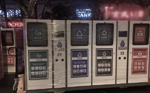 ������F���{����