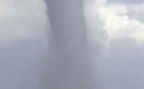 玩“龍卷風(fēng)”的啟示作文