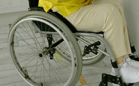 輪椅狀元上中大 母親背兒十余年