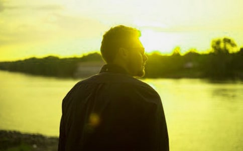 從《房間》話語看男性霸權(quán)