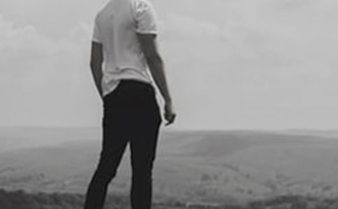 一個活在孤單深處的男子散文