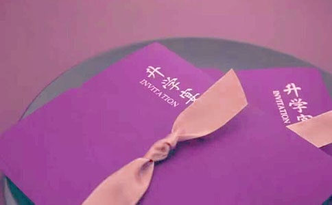 �ȡ֪ͨ���Ȅ�(chu��ng)��:�Ԍ��w ����� ����P ��Ո?zh��)?/></p>
<p>�����Ͼ�������W(xu��)�á��Ԍ��w����������W(xu��)�����Α��P�����S����У��m(x��)�ĳ����Ӱٳ����ȡ֪ͨ�����W(w��ng)�т��Ȼ�l(f��)�F(xi��n)��90����ȡ֪ͨ���ѽ�(j��ng)��e�ˡ�����Ϙ�ʽ��׃���H���`�������΢����Ҳ���𡰕��ȡ֪ͨ�����Ļ�ӣ����H��������W(xu��)�Ĝ�(zh��n)��W(xu��)���e�O�ς���Ƭ��һЩ���Ѯ��I(y��)�ľW(w��ng)��Ҳ���䵹���֪ͨ�����˳������ŵ��W(w��ng)����ҫһ����</p>
<p>����<strong>����֪ͨ���ȡ���(chu��ng)�⡱</strong></p>
<p>�������H��ף�R��Ŷ���㱻�҂��W(xu��)У�ȡ��Ŷ����������211ԺУŶ����ɫ�������x��ʥ��Ŷ�������H���������W(xu��)�MҲ�]���P(gu��n)ϵŶ���҂��С��Gɫͨ����Ŷ���H���ȡ֪ͨ�����졮�l(f��)؛��Ŷ�������H��ȫ5��Ŷ���o���uŶ���� �Ͼ�������W(xu��)�ġ��Ԍ��w���ȡ֪ͨ�����������l(f��)�W(w��ng)�j(lu��)���^���S����N��(chu��ng)���ȡ֪ͨ���^������</p>
<p>����ӛ���˽⵽���Ϻ�ؔ��(j��ng)��W(xu��)��֪ͨ���ʡ����ۡ�ʽ�ӣ������ۡ��ŗlλ����Ŀ��ӡ����ף�R�㿼���Ϻ�ؔ��(j��ng)��W(xu��)���֘���Ԣ��W(xu��)�ӂ������@����֪�R�Ĵ��ۡ������댚�F��֪�Rؔ�����Ͼ���W(xu��)��֪ͨ����M��Ԋ�鮋�⡱��ӡ�����ϴ��(bi��o)־�Խ���������ǡ������(c��)�����Ͼ���W(xu��)����ϵ�ĳ�� N���ڡ���������һ�ס����~����������W(xu��)���ȡ֪ͨ���Ĵ����︽ٛ��һ�����顰����Ӣ�ۡ����Α��P���Α�ģ�M��һϵ������ע�����I(l��ng)ȡУ�@������ϤУ��(n��i)�x�n���W(xu��)���Y����������F(tu��n)��ʳ�����D���^��У�@����Ĉ�����</p>
<p>����<strong>�W(w��ng)�ѕ��C�� ���l���w�N</strong></p>
<p>����������ĳ�W(w��ng)վ�����ȡ֪ͨ������΢���ѽ�(j��ng)���^35�f�l��ӛ�߿�����һЩ�ȡ֪ͨ����EMS�ŷ��ǳ�Ҏ(gu��)���{(l��n)ɫ����������������ӿƼ���W(xu��)���ȌW(xu��)У�t�����ڼ�����ӡ���Լ��W(xu��)У�Ę�(bi��o)־������У�@LOGO���������˼tɫ��EMS�ŷ��������O�ߡ�����}������ϲ�С���һ�����ϴ�W(xu��)֪ͨ������Ƭ����������һ���ȡ֪ͨ���⣬߀�����˷�ɫ���Gɫ���Sɫ����ɫ���N�f��Ԕ�κ��փԡ����e��Ƭ��߀�����W(xu��)У�ā����Ԓ�����y�п��͌W(xu��)Уƽ��ʾ��D�͌W(xu��)У�����P��ʮ���N����</p>
<p>����������ǰ݅Ҳ�ְW��������������ǰ����ʮ����ǰ��֪ͨ������Ҍ��Ȱl(f��)�F(xi��n)�����W(xu��)У��ͬ�W(xu��)�����Խ��Խ�ܵ�������ǰ��֪ͨ�����һ������ͬF(xi��n)���b����������У�֪�փԺ�ֱ������֮�e��</p>
<p>����<strong>90���֪ͨ���֌���ַ</strong></p>
<p>��������֪ͨ�����Ļ����������70����80��Ĝ���ؑ���</p>
<p>����70��ФС��1998�꿼��ӱ���W(xu��)���Ǖr߀�������ÿ��f�]�������ȡ֪ͨ�����Ò�̖���]�ĵ�����������(j��ng)���ǷN�����c�������f�ľW(w��ng)��һ������������Ҳ����ص��ȡ֪ͨ�����˳��������ŷ��Ǻӱ�ʡ�����k�y(t��ng)һ�Á��l(f��)�ȡ֪ͨ���İ�ɫ�ŷ�����ǰҪ�Լ�������ŵ�ַ������ȥ���ȡ���ˌW(xu��)У�����@���ŷ�����֪ͨ���ĵ��Լ���ĵ�ַ����</p>
<p>�����ŷ��ϱ�ԓ��ФС���Լ������E������(d��ng)�r�����˽o�W(xu��)У�􂀺�ӡ�����Ұ������õ�һ��ͬ�W(xu��)�������ַ���������ФС�����е��ȡ֪ͨ���Ǐ�(f��)ӡ����ԭ���ڈ󵽕r��Ҫ�󽻽o�ˌW(xu��)У��</p>
<p>����1988������Ľ�С��2006����W(xu��)������֪ͨ�����~�漈���tɫ�ĵ׃������g�Ђ��ۯB�����������c��Ո?zh��)��������ý��֌��������?li��n)�ϴ�W(xu��)�ȡ֪ͨ�������@ֻ��5��ǰ���ȡ֪ͨ�������c�F(xi��n)�ڵ�֪ͨ�����Ҳ�ѽ�(j��ng)�㡰��Ҏ(gu��)�оء�����ӛ�߲��L�l(f��)�F(xi��n)���M�ܮ�(d��ng)����ȡ֪ͨ���ѽ�(j��ng)�@��ƽ���o�����������(sh��)����Ȼ�������c���I(y��)�C���W(xu��)λ�C�͎��W(xu��)λñ�Į��I(y��)�շ���һ��������r���r�ó����������؜��õ��ȡ֪ͨ���ļ���ϲ��һ��������ӛ�� ���</p>
<p>����-��������<strong>���՟��c</strong>������������������������������������(؟(z��)�ξ�݋��������)</p><div   id=