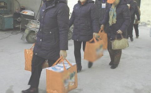 大班美術(shù)活動(dòng)《給弟弟妹妹送禮物》教案