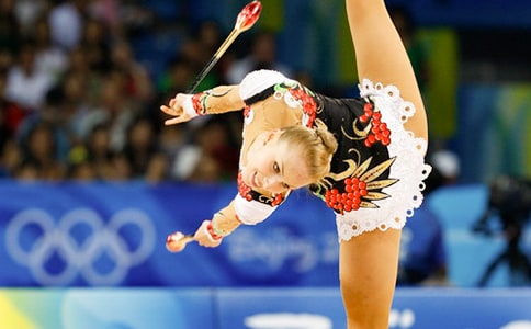 挺拔背部曲線的美體操