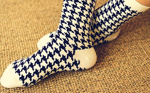 《裝飾襪子》小班美術教案