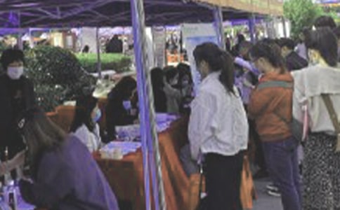 湖北:近距離觀察畢業(yè)生招聘會