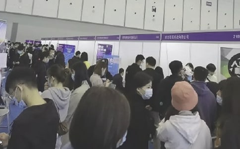 春季高校畢業(yè)生的人才招聘會邀請函范文